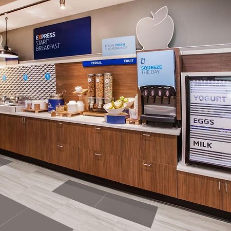Holiday Inn Express & Suites - Toronto Airport South By Ihg ภายนอก รูปภาพ