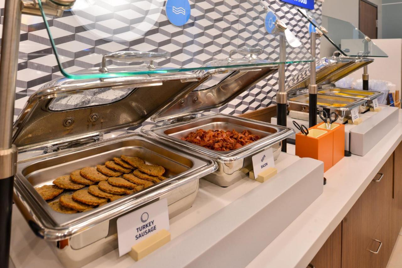 Holiday Inn Express & Suites - Toronto Airport South By Ihg ภายนอก รูปภาพ