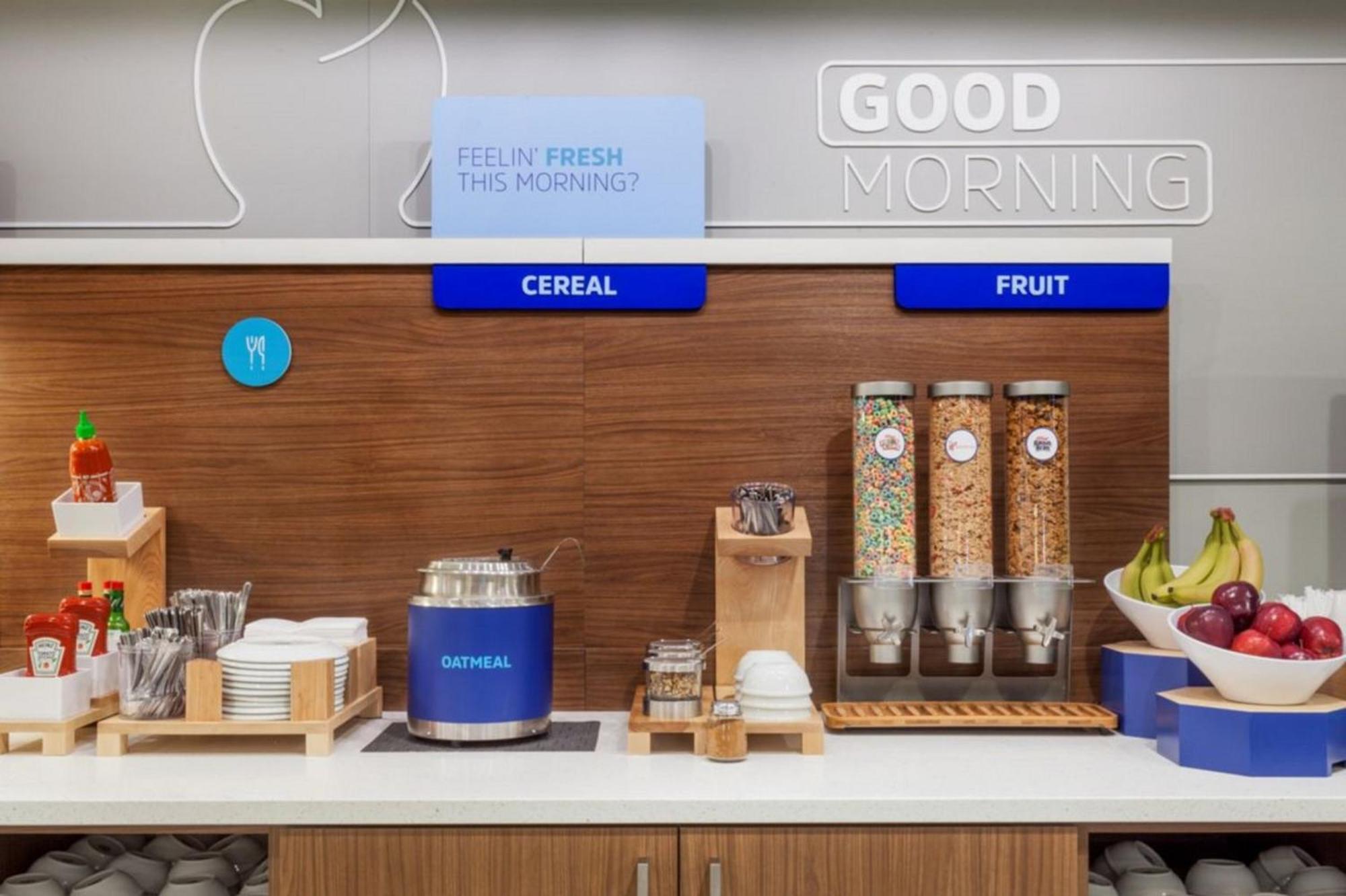 Holiday Inn Express & Suites - Toronto Airport South By Ihg ภายนอก รูปภาพ