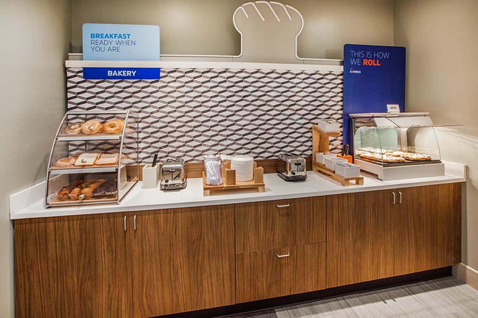 Holiday Inn Express & Suites - Toronto Airport South By Ihg ภายนอก รูปภาพ