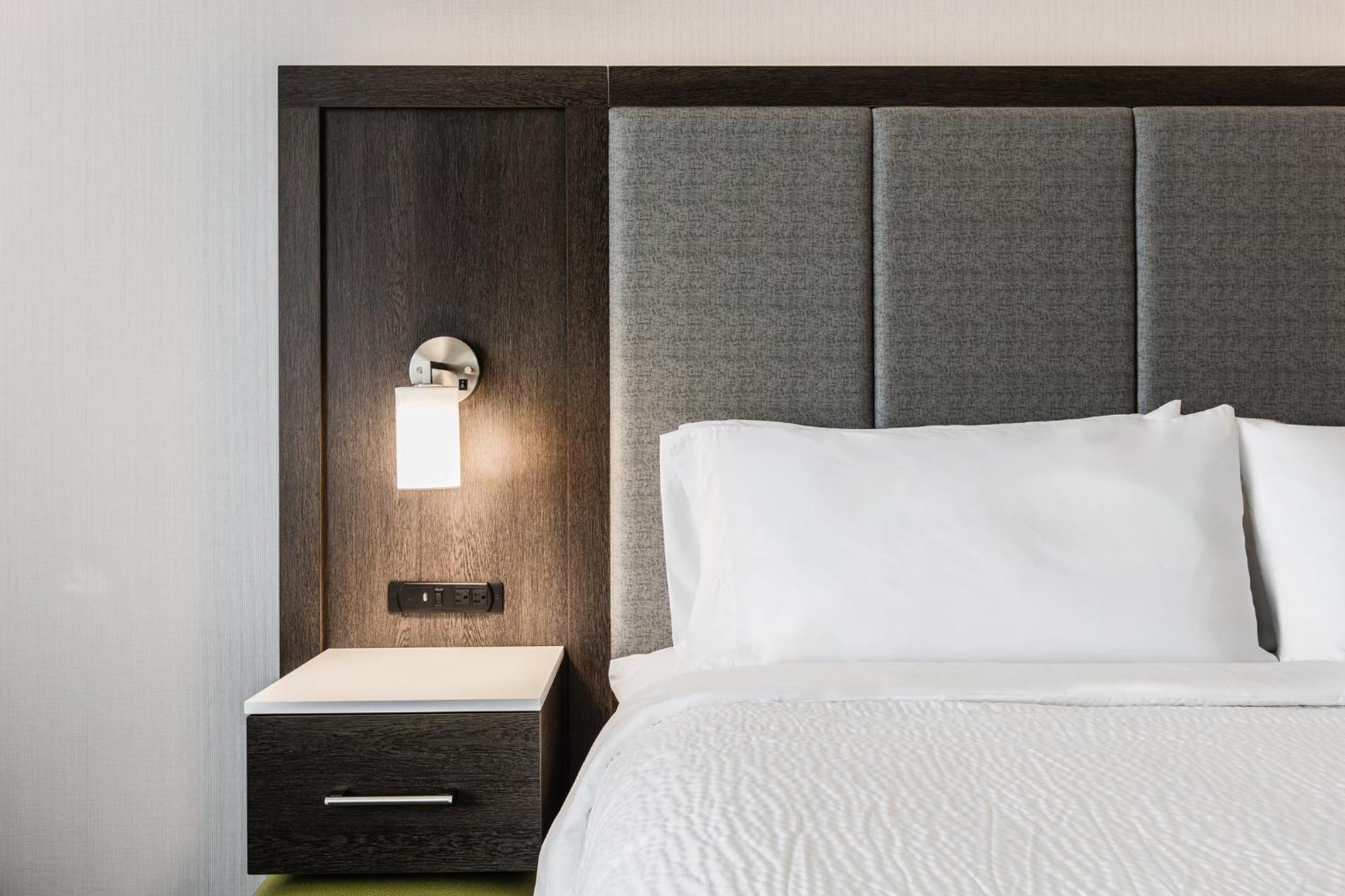 Holiday Inn Express & Suites - Toronto Airport South By Ihg ภายนอก รูปภาพ