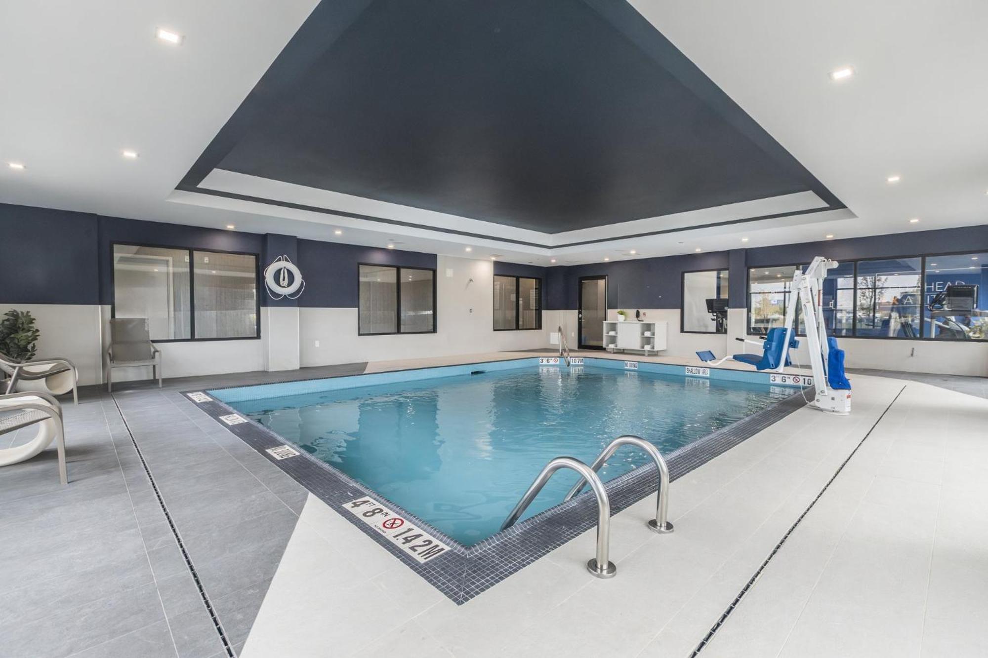 Holiday Inn Express & Suites - Toronto Airport South By Ihg ภายนอก รูปภาพ