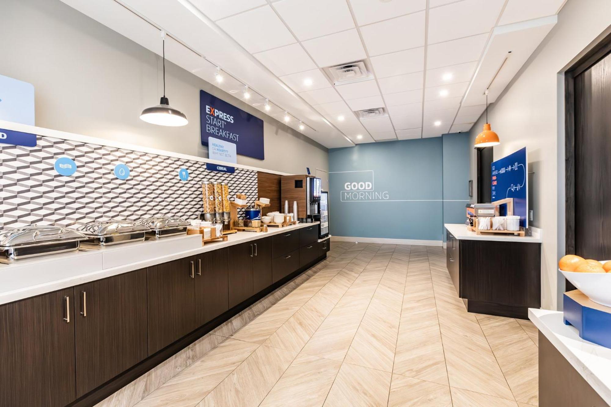 Holiday Inn Express & Suites - Toronto Airport South By Ihg ภายนอก รูปภาพ