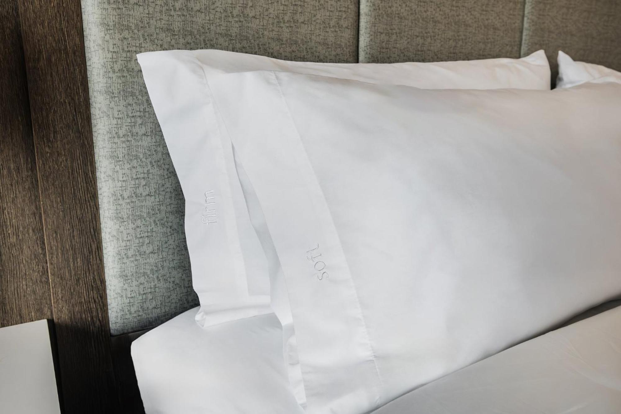Holiday Inn Express & Suites - Toronto Airport South By Ihg ภายนอก รูปภาพ