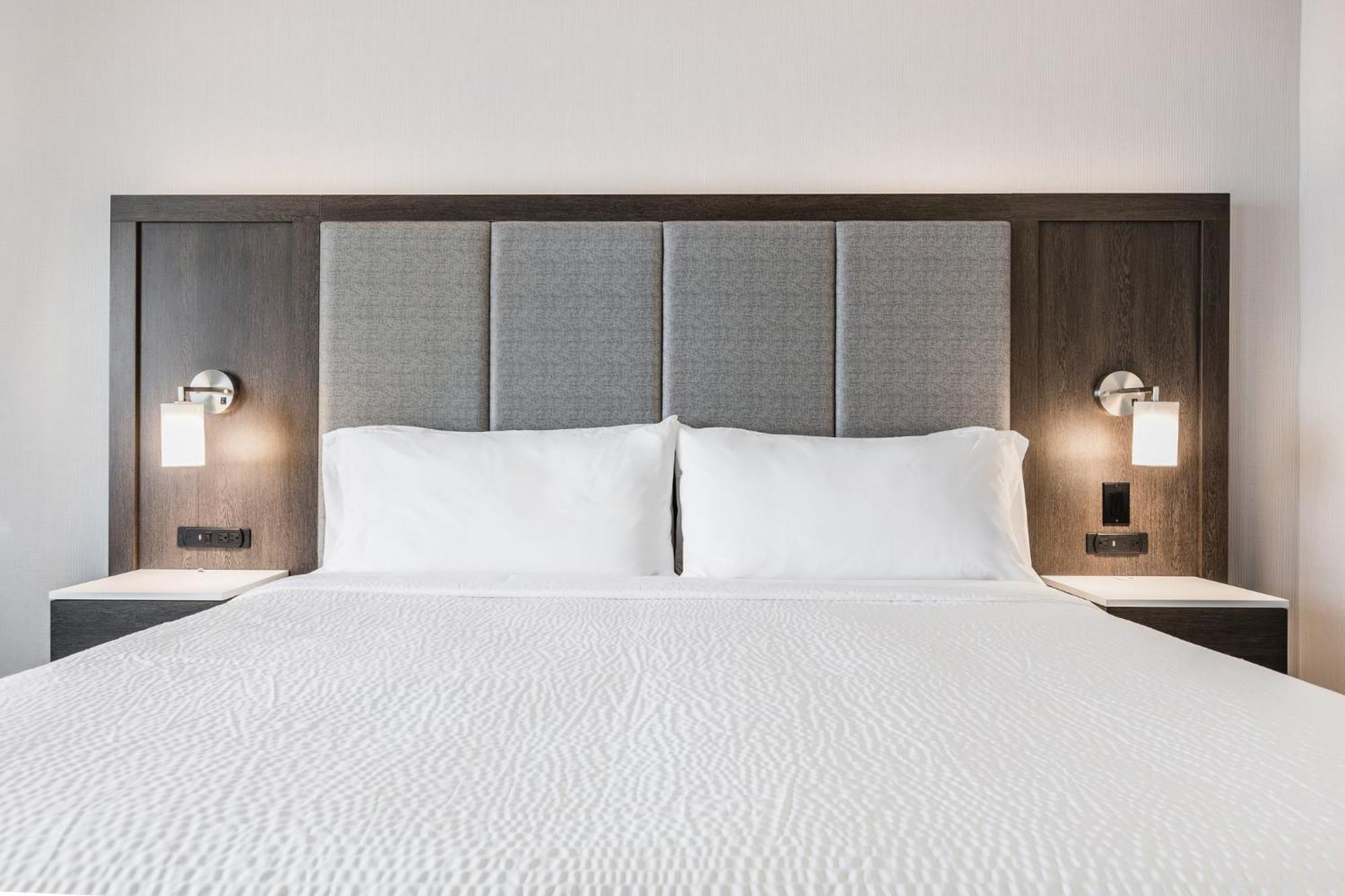 Holiday Inn Express & Suites - Toronto Airport South By Ihg ภายนอก รูปภาพ