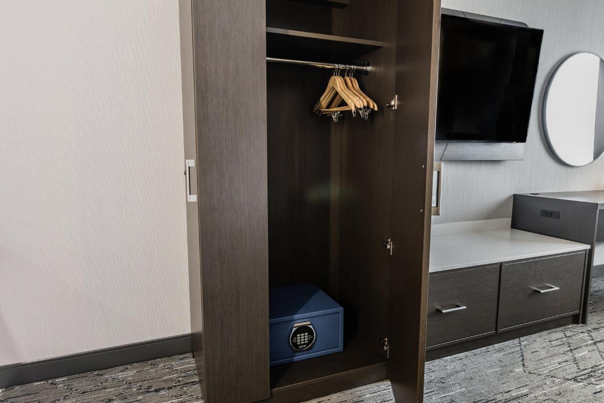 Holiday Inn Express & Suites - Toronto Airport South By Ihg ภายนอก รูปภาพ