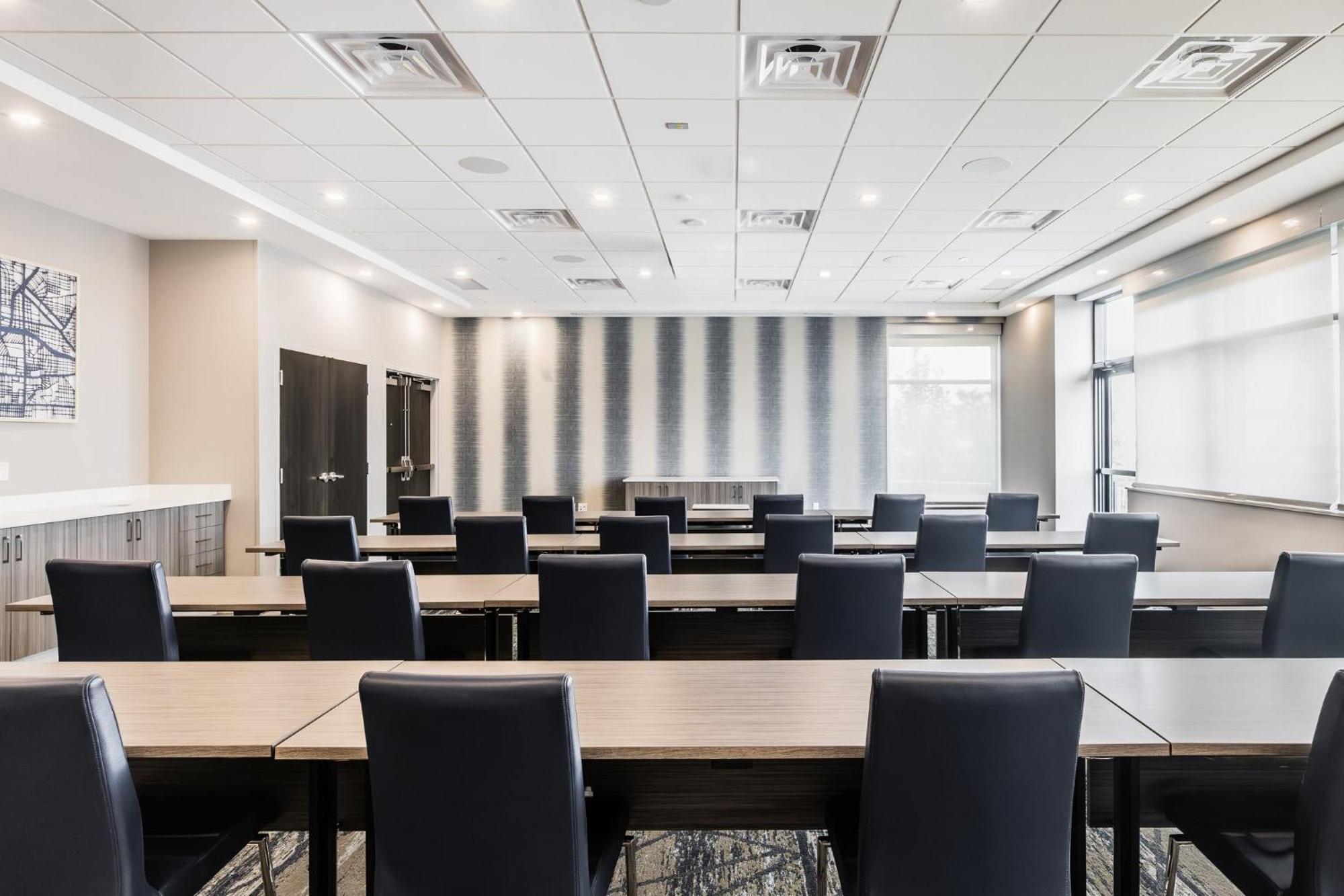 Holiday Inn Express & Suites - Toronto Airport South By Ihg ภายนอก รูปภาพ